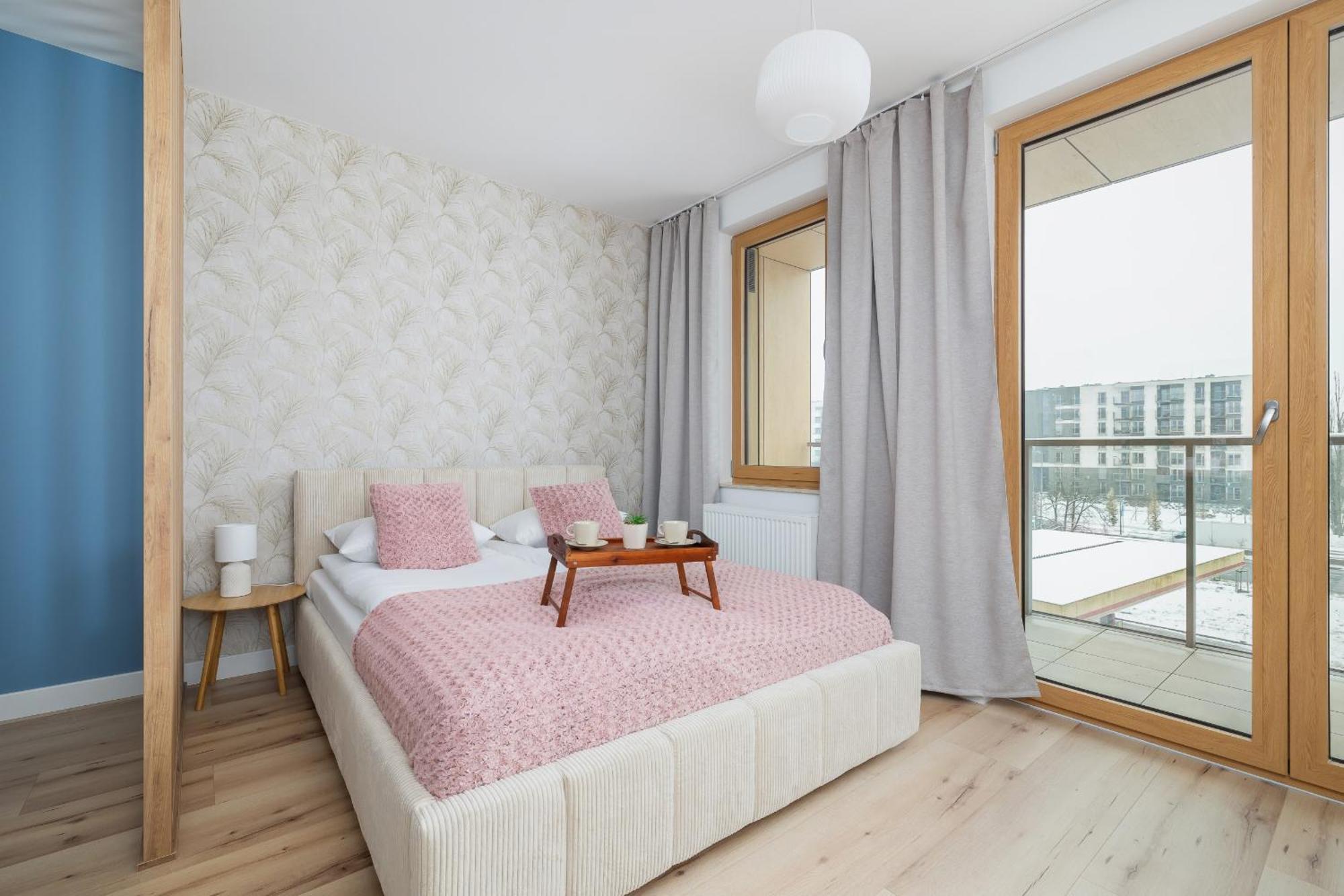 Pink & Blue Cozy In By Renters Krakau